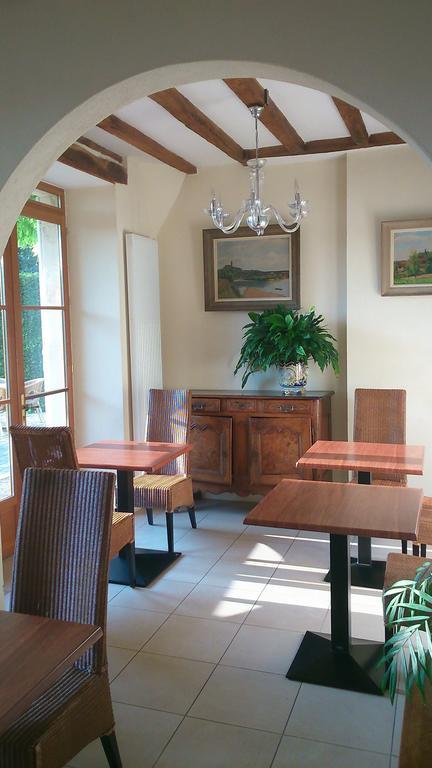 Hotel La Croix De Vernuche Varennes-Vauzelles Esterno foto
