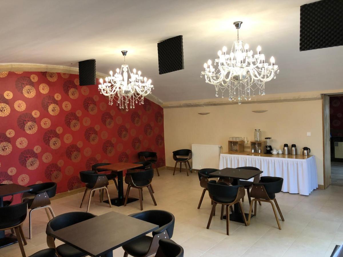 Hotel La Croix De Vernuche Varennes-Vauzelles Esterno foto